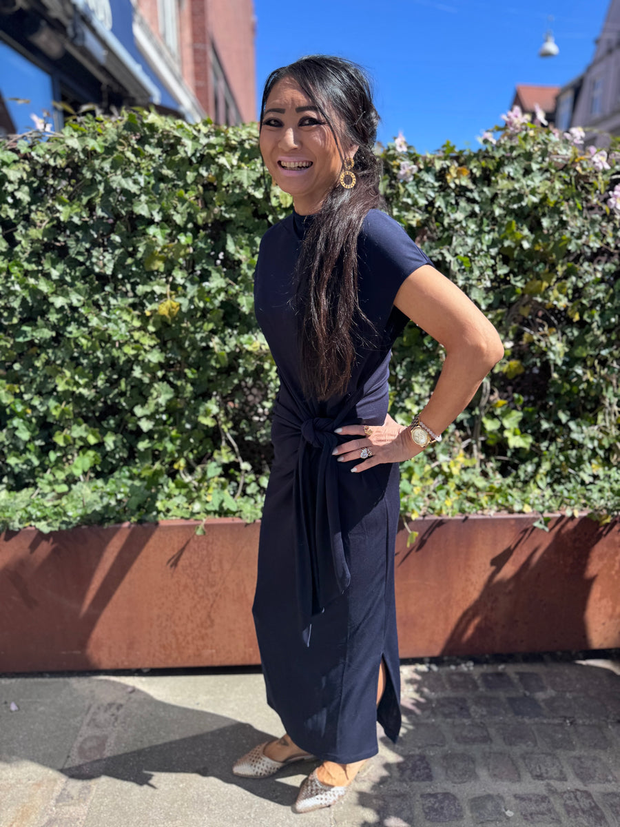 Rich and Royal - Midi Dress - Marine blå
