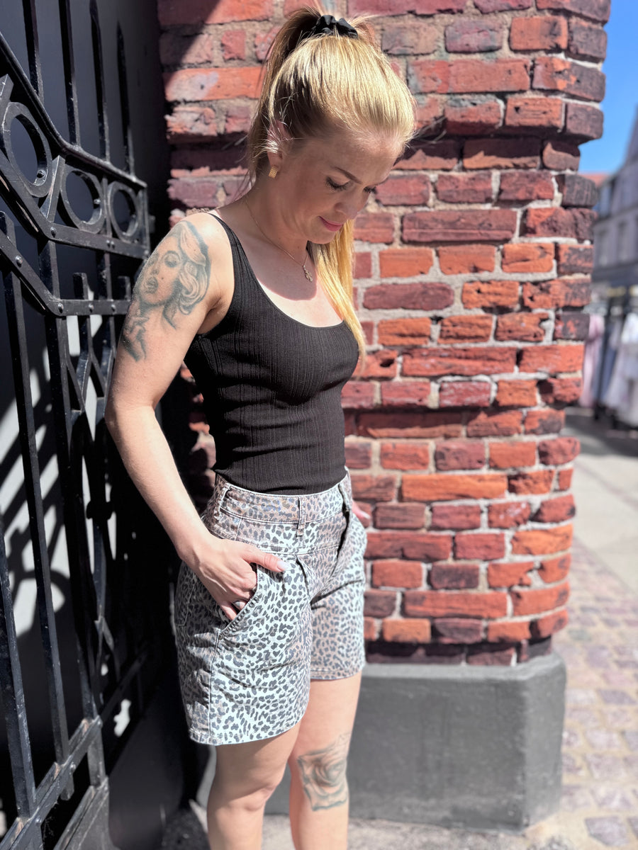 Rich and Royal - Leopard print denim shorts