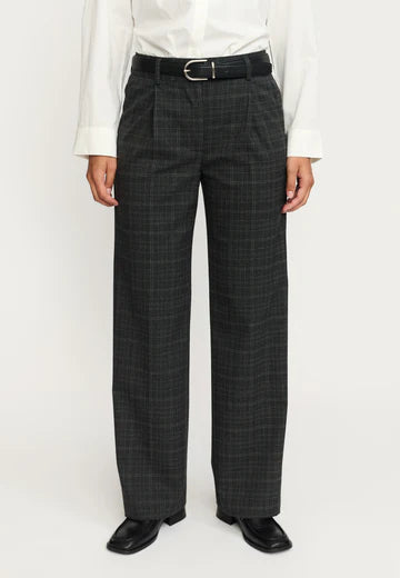 Soft Rebels - Trinnie Vilja - Phantom