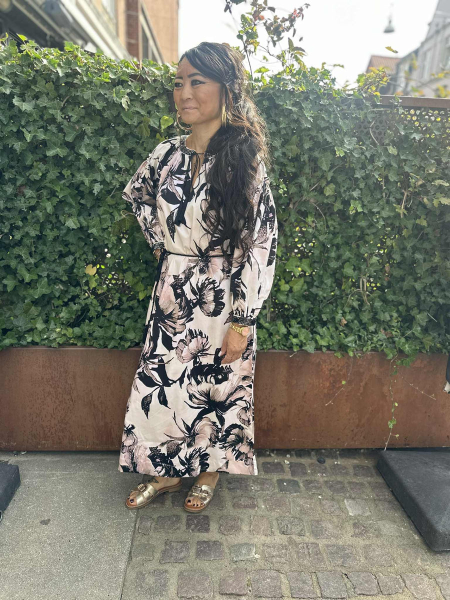 Lundgaard - Dress w. gatherings - Black Flow