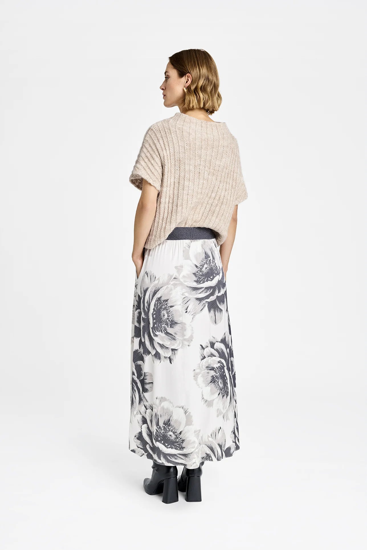 Gustav - Leise long skirt - Perfectly Pale w. Flowers