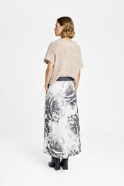 Gustav - Leise long skirt - Perfectly Pale w. Flowers