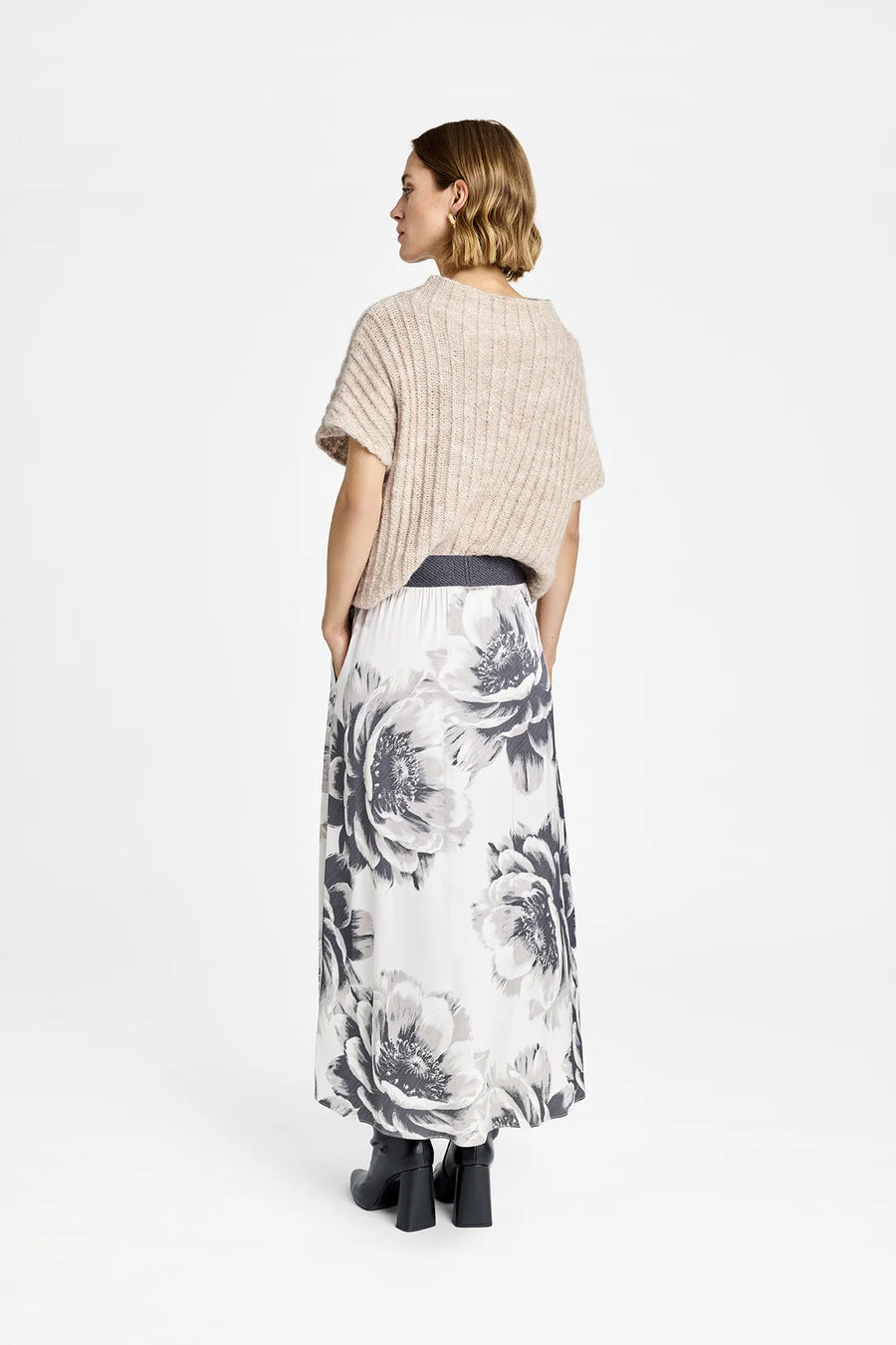 Gustav - Leise long skirt - Perfectly Pale w. Flowers